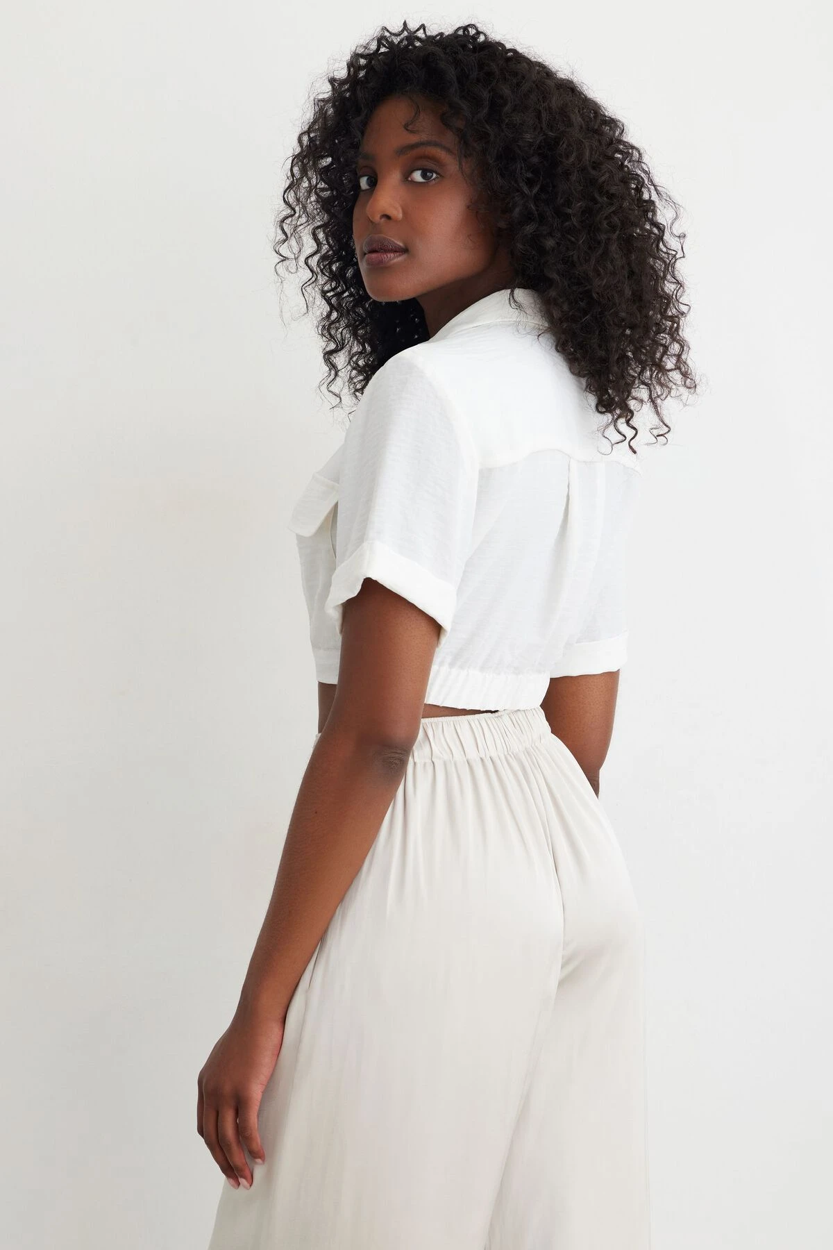 Dynamite Twist Front Cropped Top In Bright White - Image 4