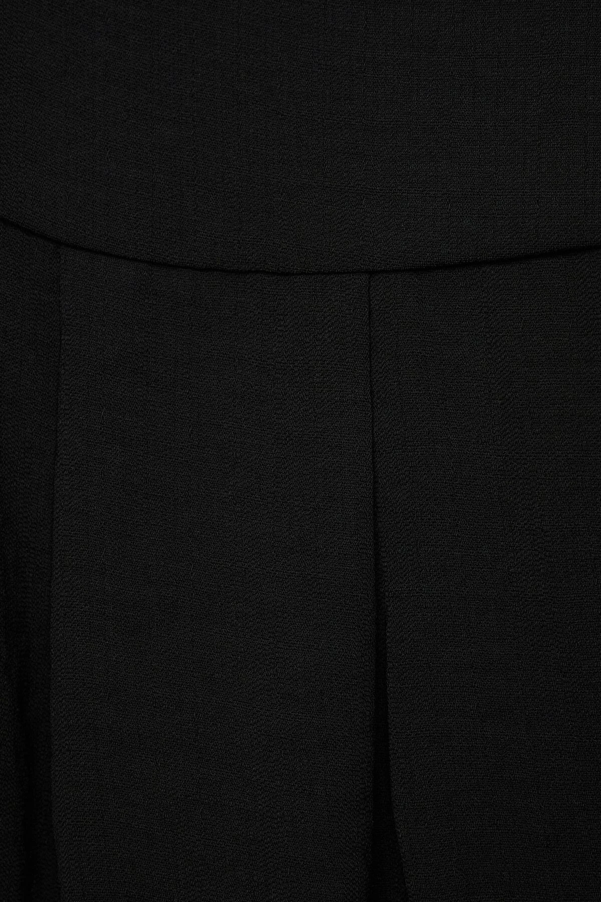 Dynamite Twist Front Cropped Top In Jet Black - Image 5