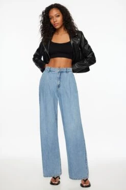 Dynamite Wide Leg Pleated Jeans In Indigo Light
