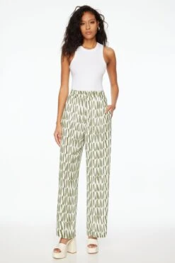 Dynamite Printed Wide Leg Pants In White & Green