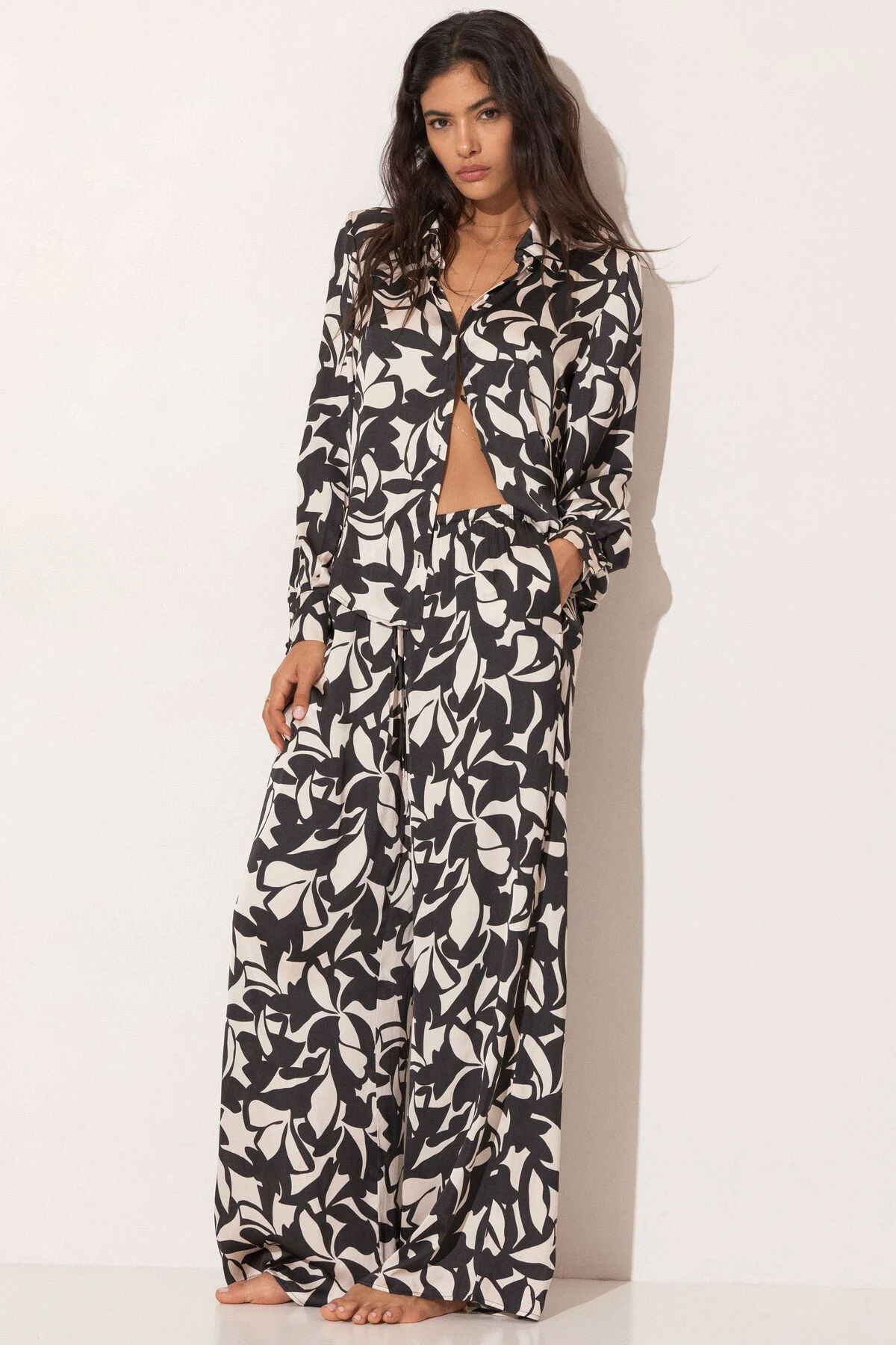 Dynamite Santina Satin Wide Leg Pants In Black Abstract Floral