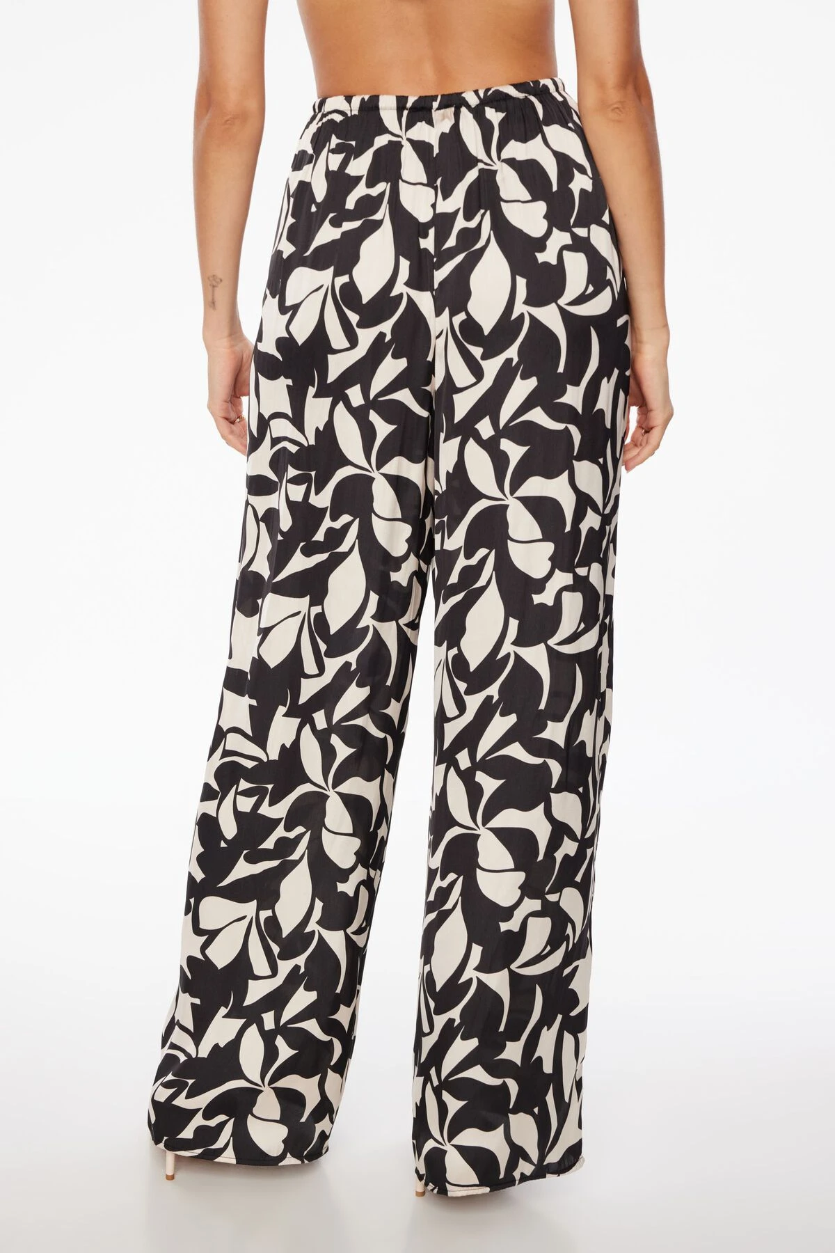 Dynamite Santina Satin Wide Leg Pants In Black Abstract Floral - Image 4