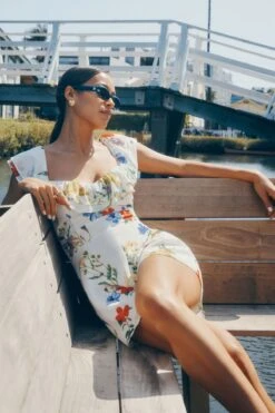 Dynamite Short Sleeve V-Neck Romper In White & Floral