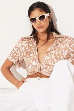 Dynamite Kahlo Satin Twist Front Crop Top In Tan & Beige Foliage