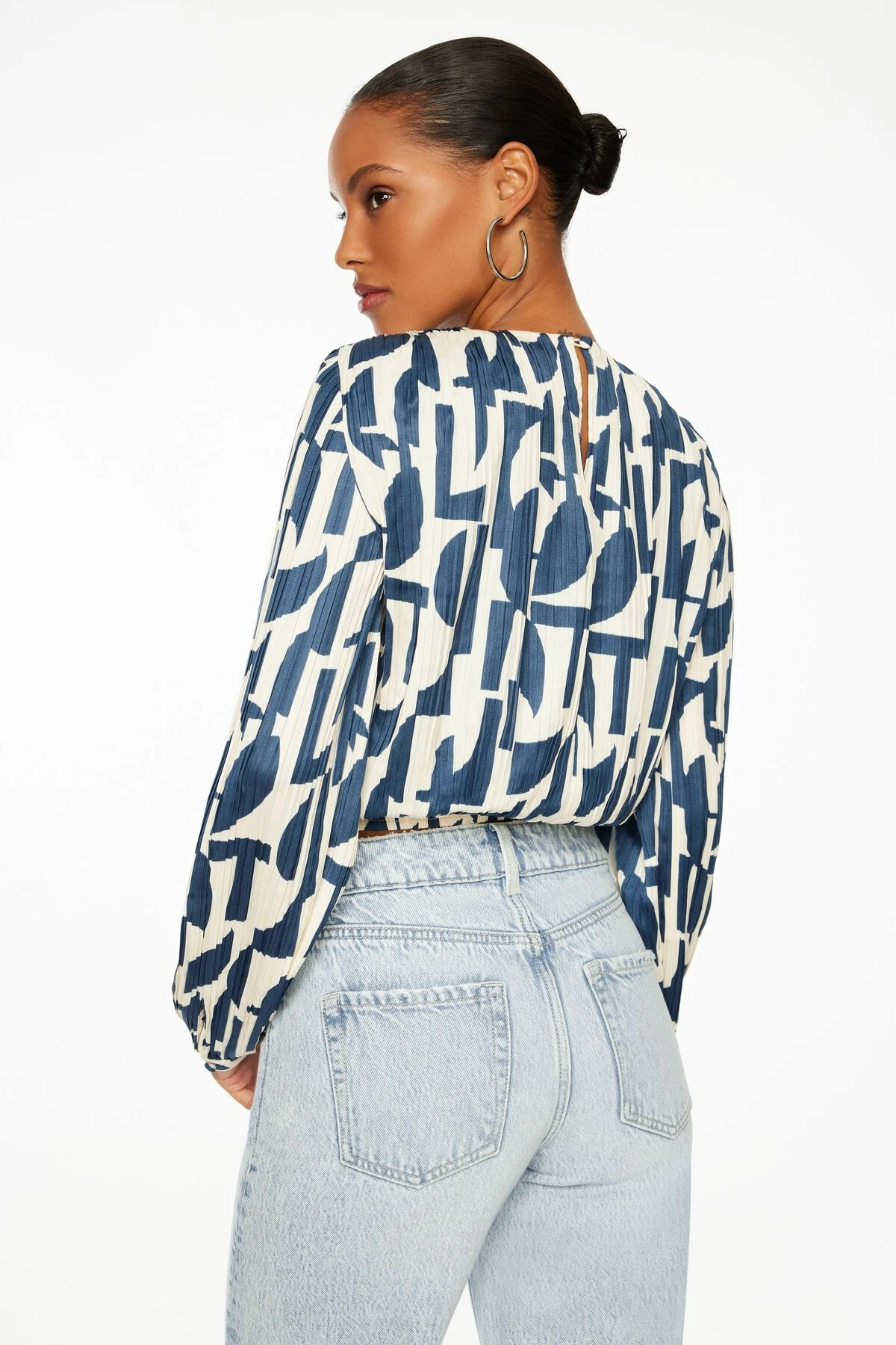 Dynamite Long Sleeve Pleated Top In Blue Geometric - Image 2