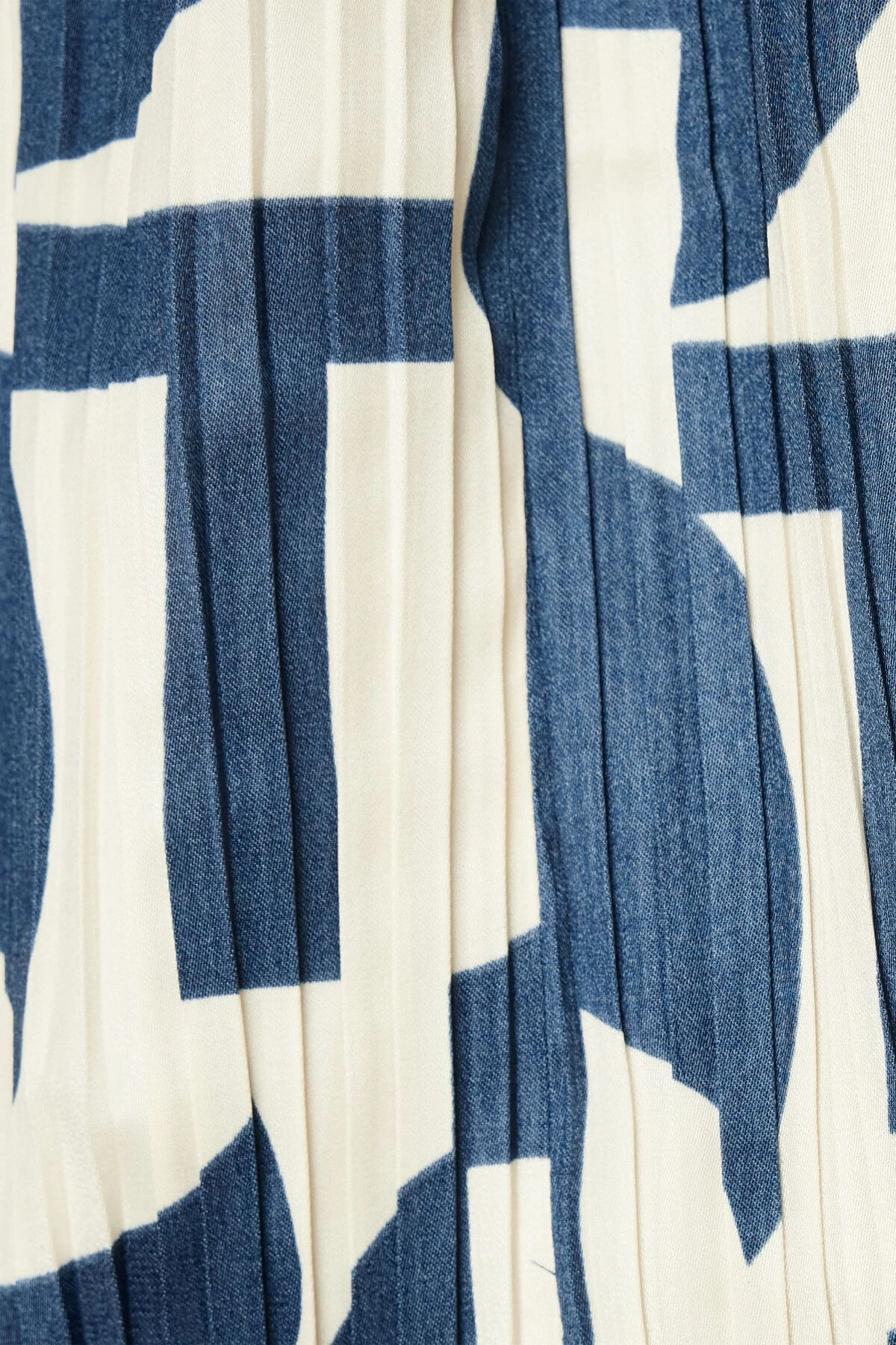 Dynamite Long Sleeve Pleated Top In Blue Geometric - Image 3