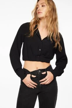 Dynamite Bailey Cropped Button Up Shirt In Jet Black