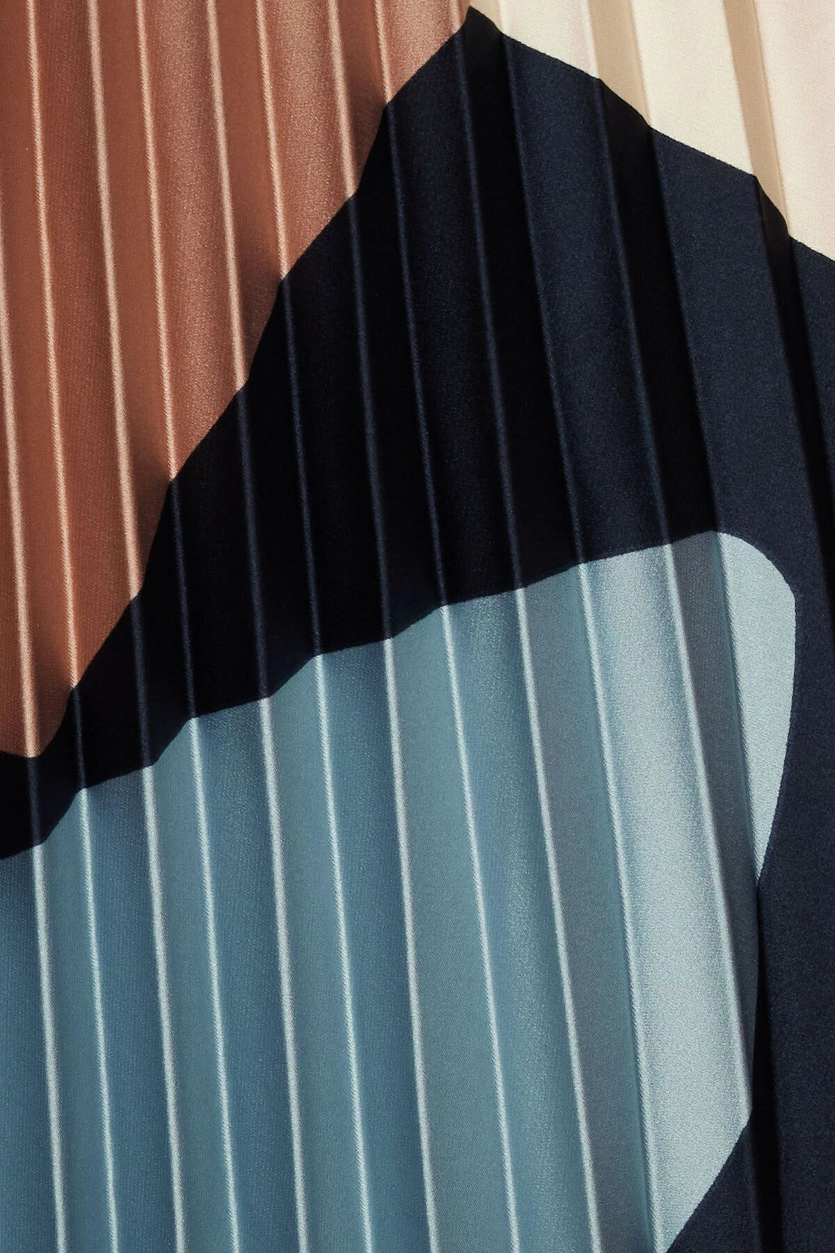 Dynamite Laure Pleated Maxi Skirt In Blue Abstract - Image 4