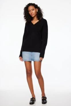 Dynamite Long Sleeve V-Neck Sweater In Jet Black