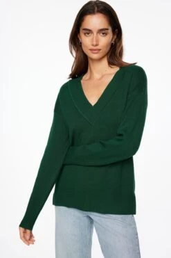 Dynamite Long Sleeve V-Neck Sweater In Jewel Green