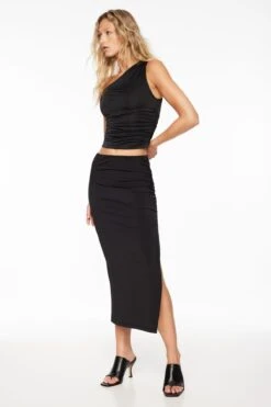 Dynamite Shannen Side Ruched Midi Skirt In Jet Black