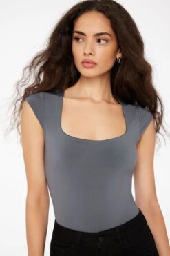Dynamite Tana Sculpt Short Sleeve Square Neck Bodysuit In Turbulence Gray