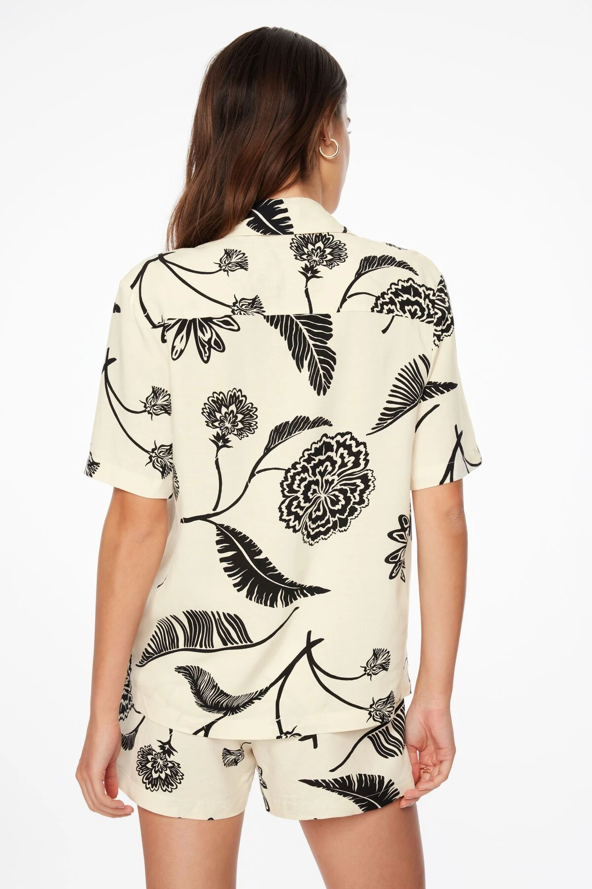 Dynamite Linen Shirt With Pocket In Cream & Black Floral - Image 4