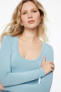 Dynamite Harlynn Long Sleeve Jersey Scoop Neck Top In Dusk Blue