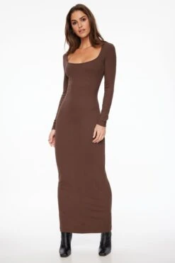Dynamite Selena Long Sleeve Ribbed Maxi Dress In French Roast Brown